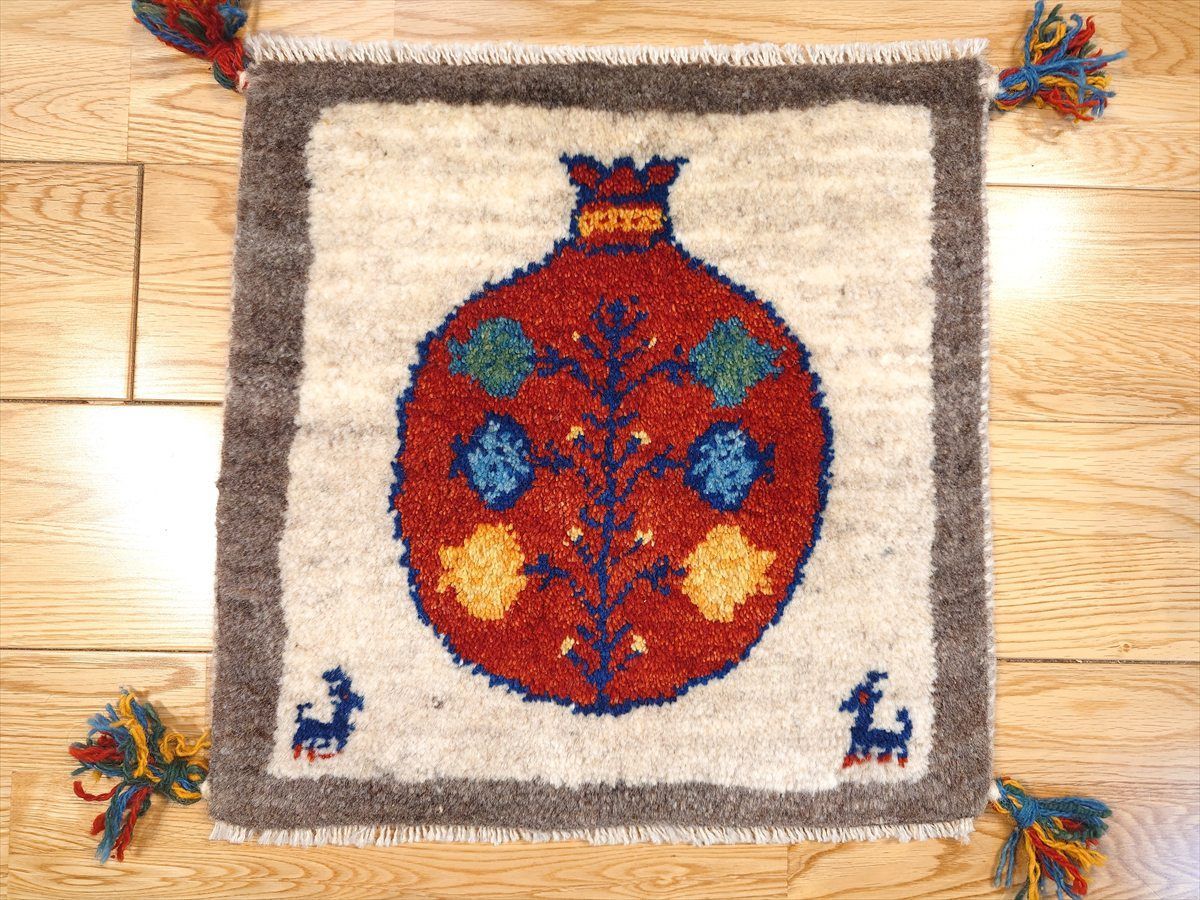 ペルシャ ギャッベ ミニマット ラグ 横40x40㎝ 袋にザクロの実の