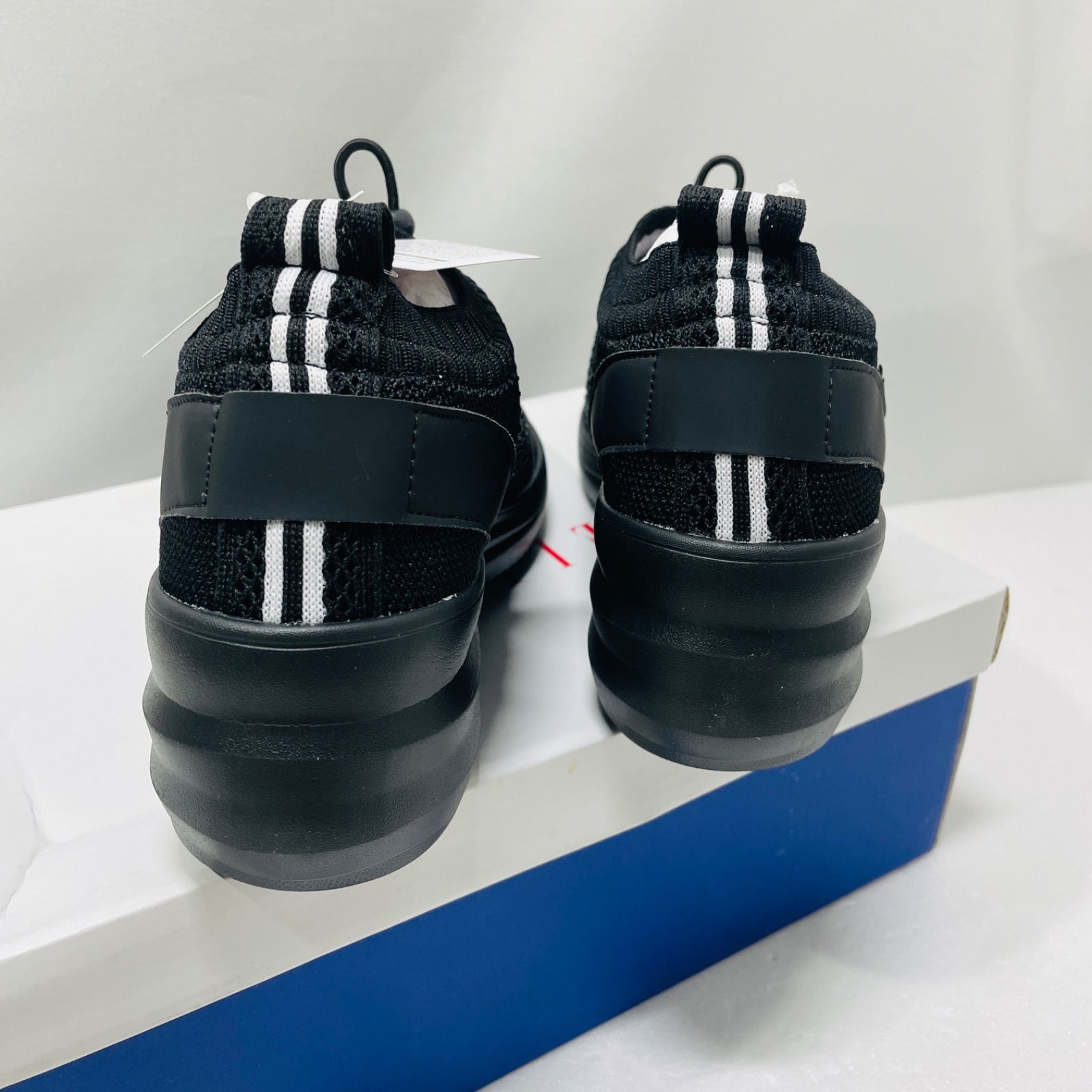 【新品】エルスポーツ ELLESPORT キラキラ光るスタッズ付き 軽量ソックス　スリッポンスニーカー　ブラック