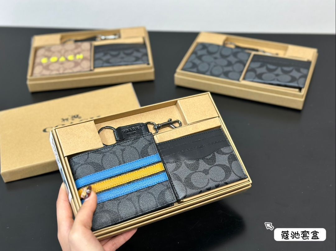 【COACH】メンズ ボックスド 3-IN-1 ウォレット ギフト セット COACH® Outlet | Boxed 3 In 1 Wallet Gift Set In Signature Canvas
