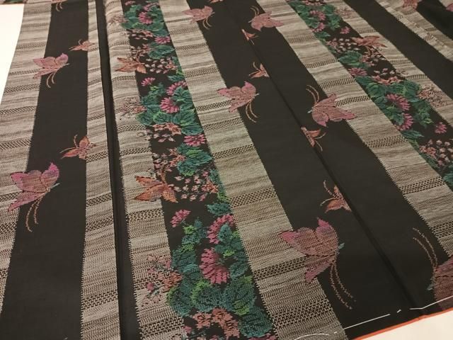 平和屋着物●本場大島紬　純泥染　花蝶間道　国本勝志作　証紙付き　正絹　逸品　AAAY1509np 平和屋着物○本場大島紬 純泥染 花蝶間道 国本勝志作 証紙付き 正絹