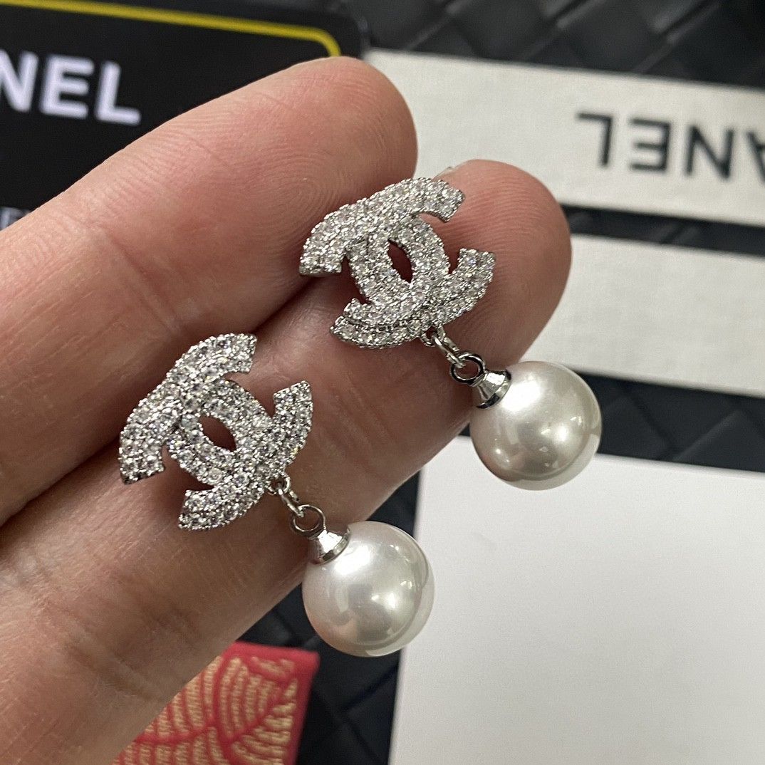 新品未使用】Chanel（シャネル）パール付きロゴデザイン ピアス シルバー - メルカリ