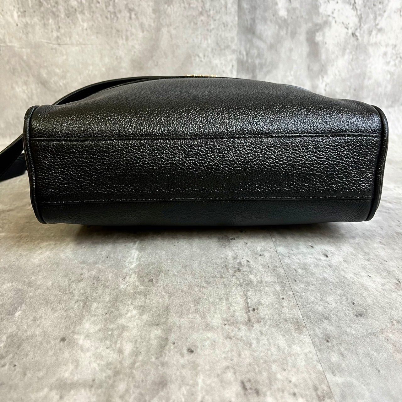 ✨美品✨ FURLA フルラ ショルダーバッグ ゴールド金具 ロゴ刻印 ✨美品✨ FURLA フルラ ショルダーバッグ ゴールド金具 ロゴ刻印