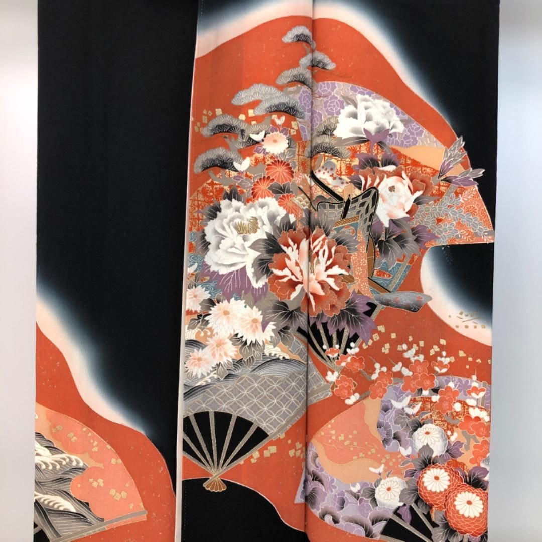 黒留袖 扇子に美しい花模様 七宝 花亀甲 金彩 K-4890 黒留袖 扇子に美しい花模様 七宝 花亀甲 金彩 K-4890 - メルカリ