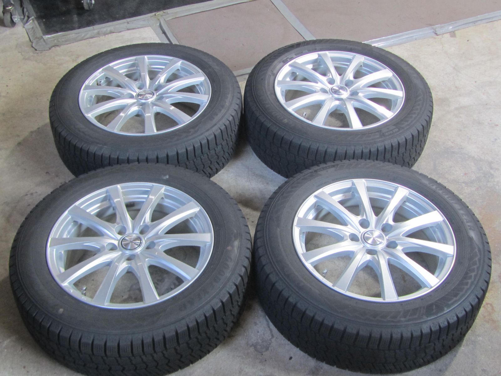 大特価】215/60R17 スタッドレス グッドイヤー アイスナビ8 C-HR外し