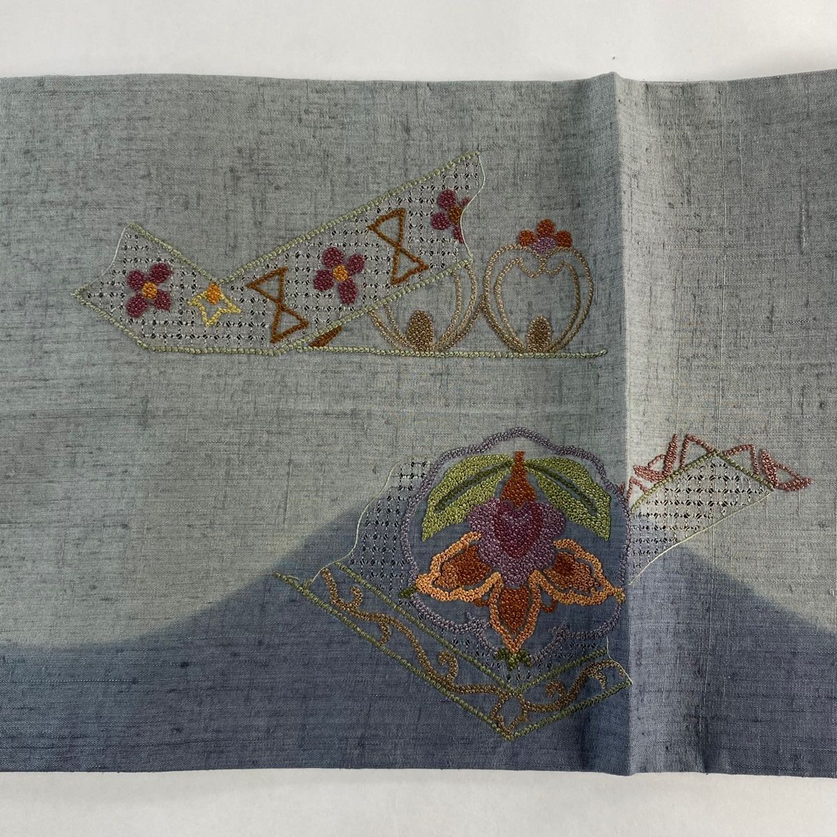 袋帯 美品 秀品 草花 相良刺繍 箔 青灰色 お太鼓柄 正絹 【中古 