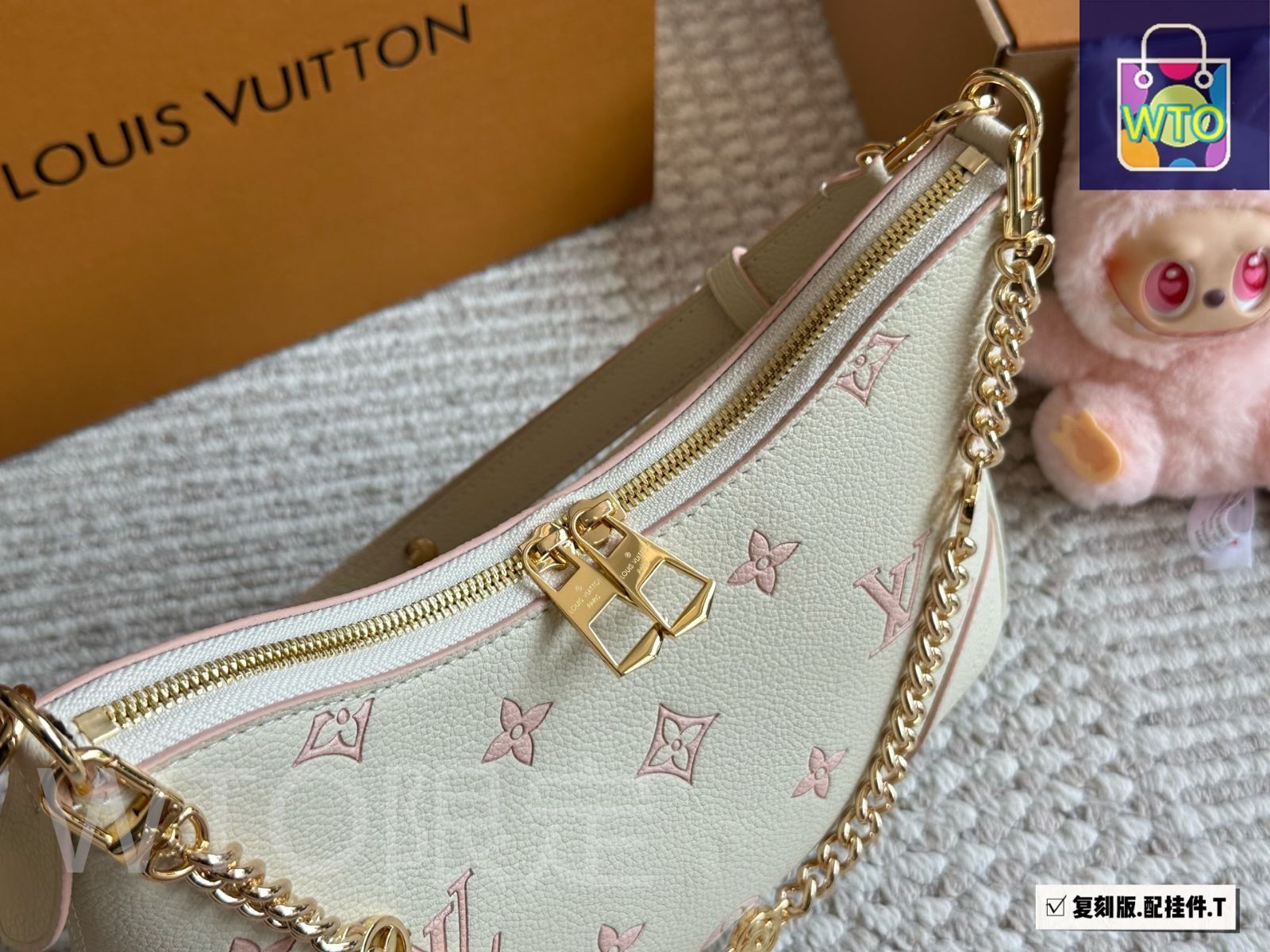ルイヴィトン★ ブルーが夏らしい色合い♪ コスメポーチ 可愛い 今日特価】Louis Vuitton ルイ・ヴィトン 白草莓クリームホーン