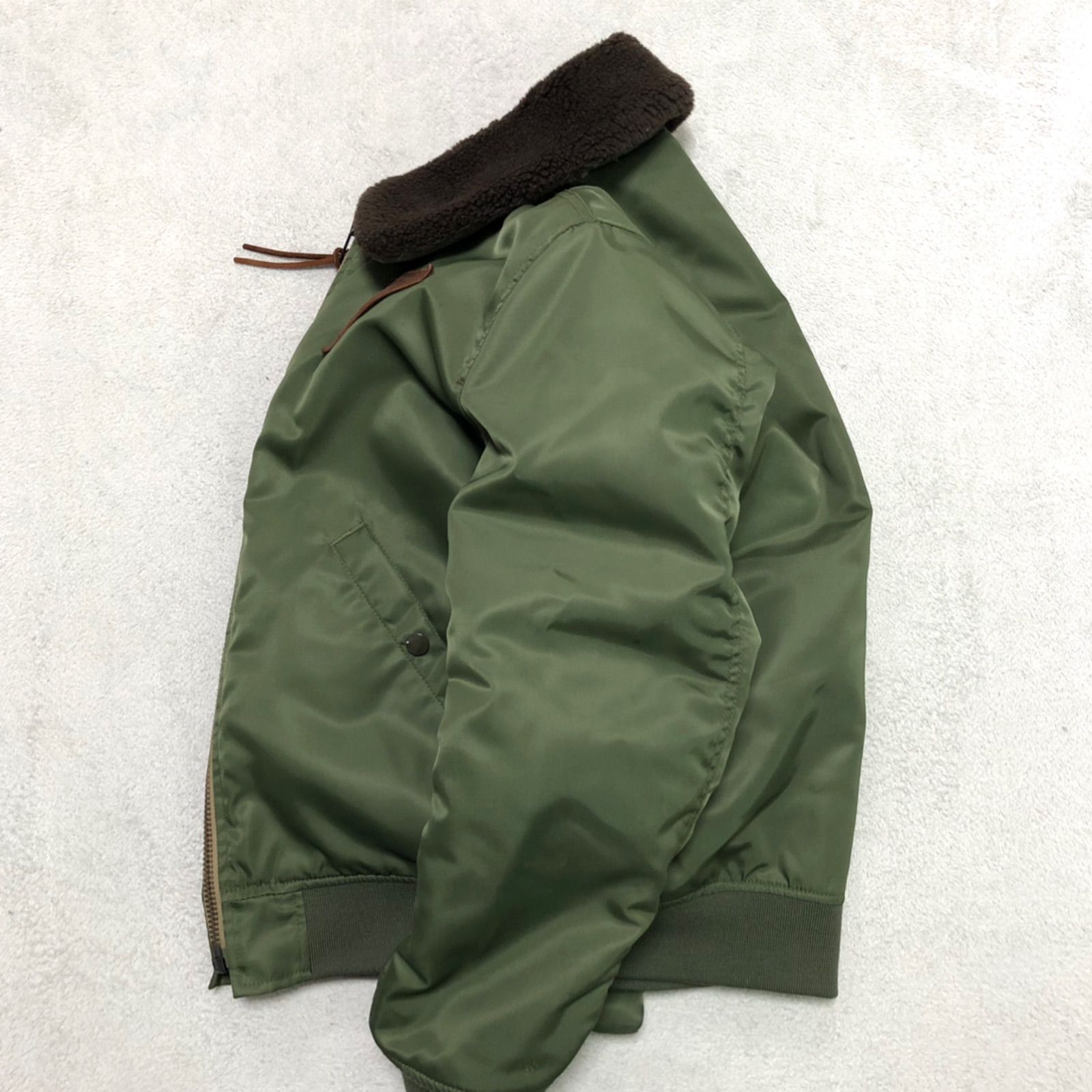 良品 CALEE キャリー B-15A ジャケット 日本製 レシートタグガーメントハンガー全部有り 定価48，000円 Mサイズ オリーブ CL-16AW035 MA-1 CALEE キャリー ジーンズ ダメージ加工 セルビッチ 赤耳 34 日本製 メンズ