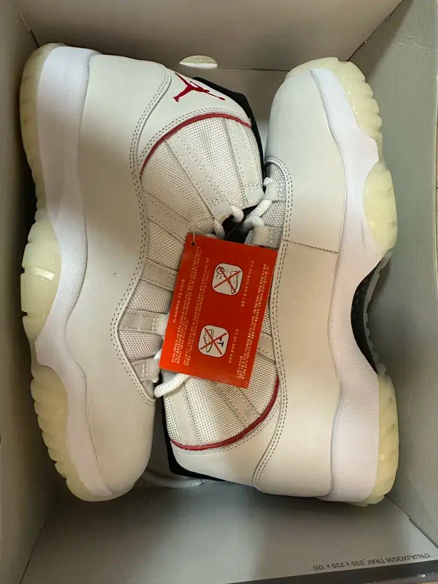 ジョーダン11 レトロ プラチナム ティント ジョーダン11レトロ