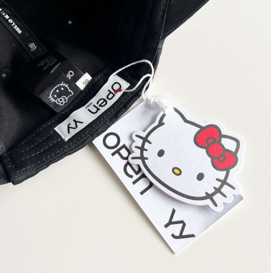 ★送料・関税込★OPEN YY★HELLO KITTY X YY HELLO BALL CAP★ 在庫あり ☆送料・関税込☆割引中！ OPEN YY☆HELLO KITTY X YY