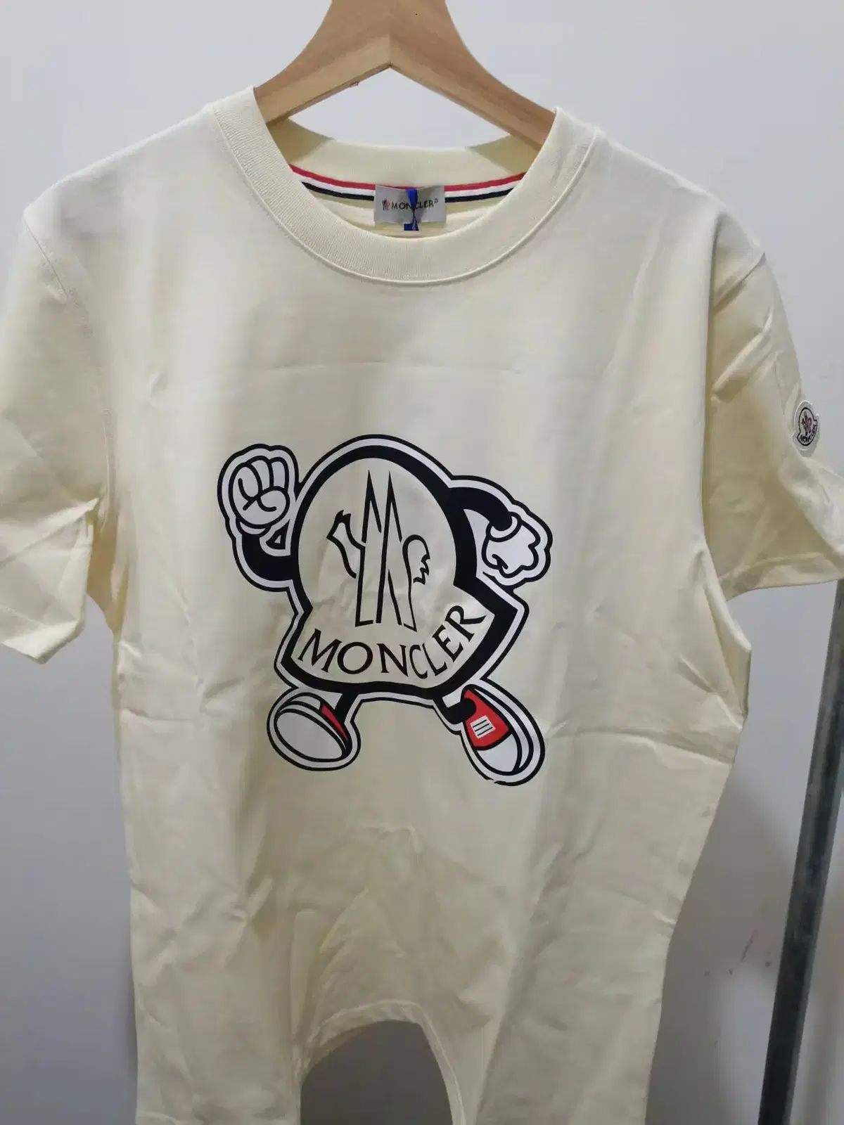 夏物お値下げセール中⭐︎ MONCLER ベージュ 半袖Tシャツ - メルカリ