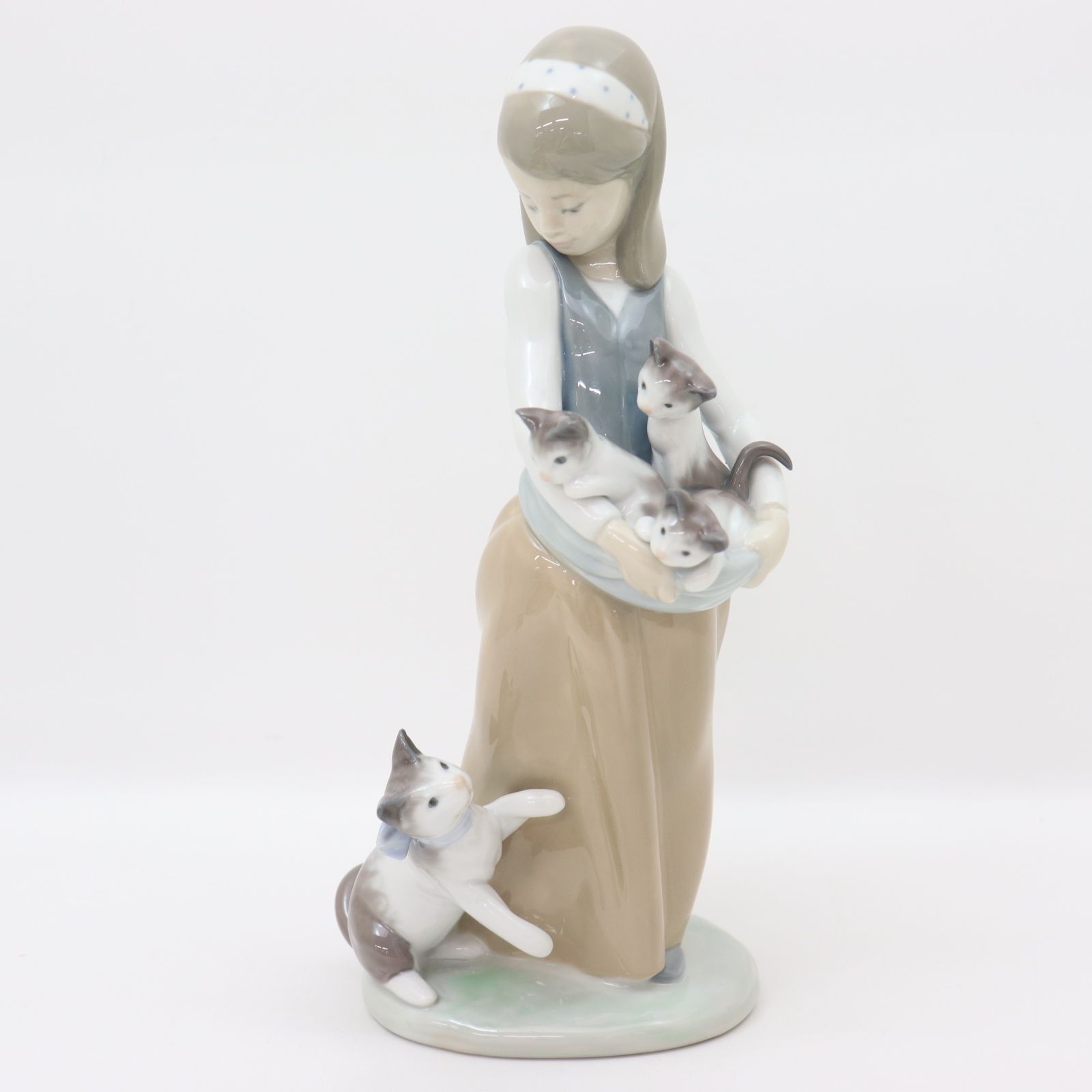 IT1D8T62VNB4 LLADRO リヤドロ 子猫をエプロンに 1309 少女 猫 ねこ 陶器 陶磁器人形 オブジェ フィギュリン 置物 インテリア 飾り コレクション