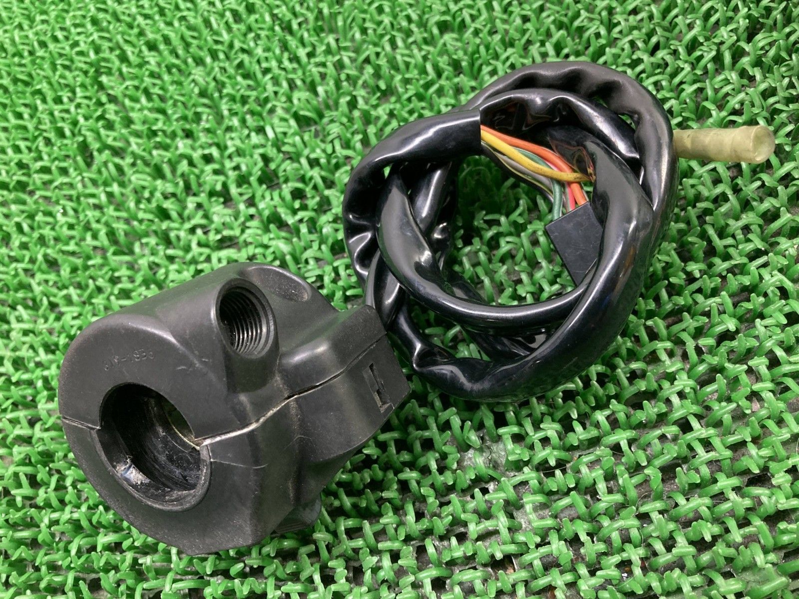 RG250ガンマ ハンドルスイッチ 右 スズキ 純正 GJ21A 初期型 スイッチボックス ペイント素材に 割れ欠け無し aX