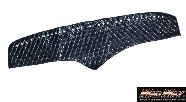 UD クオン/フレンズクオン専用 ダッシュマット ダブルステッチ つやありエナメル ブラック/ブラック Luster(ラスター）キルトダッシュマット