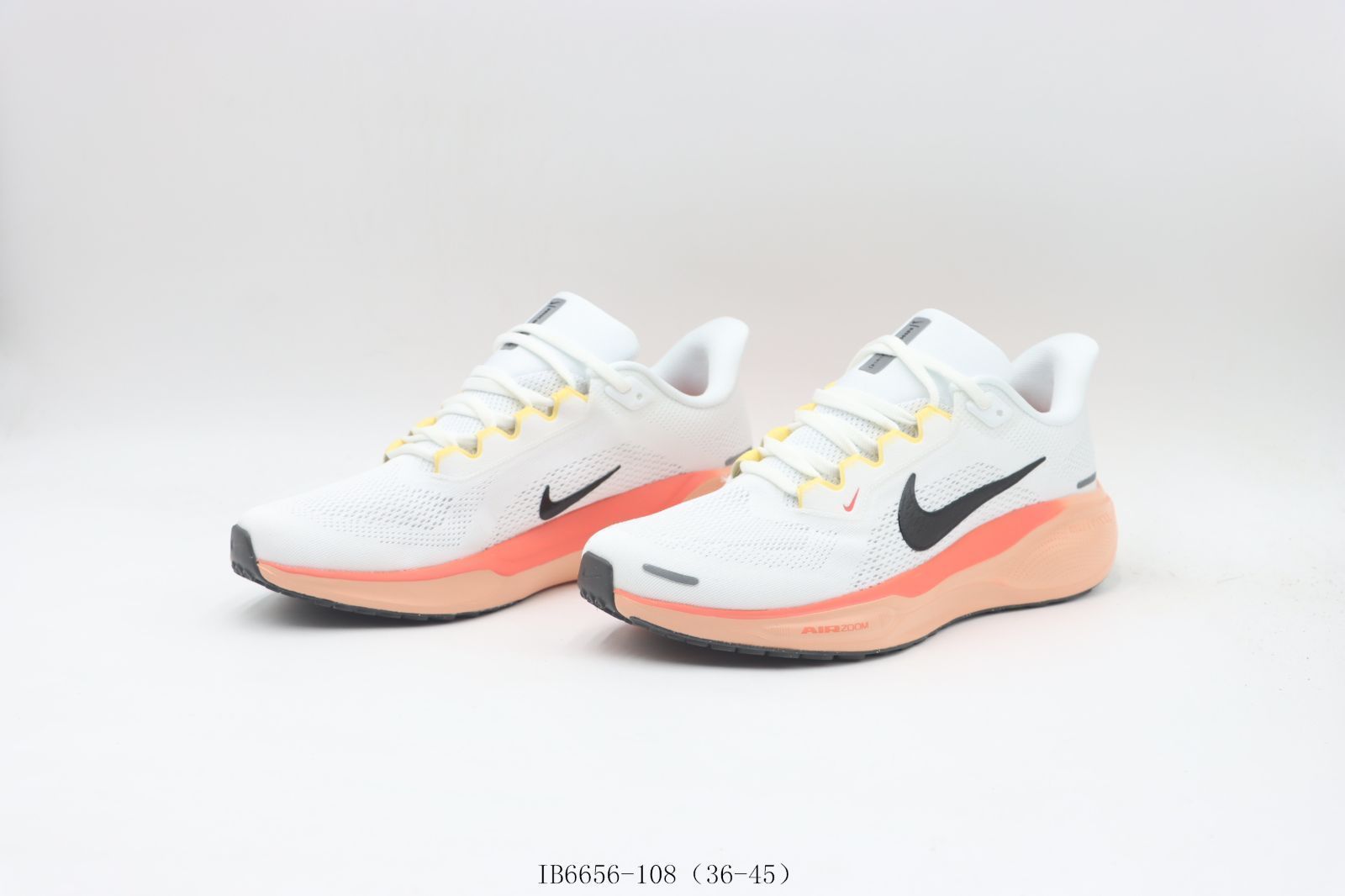 Nike ランニングシューズ ホワイト/オレンジ　サイズ26センチ Nike ランニングシューズ ホワイト/オレンジ サイズ26センチ