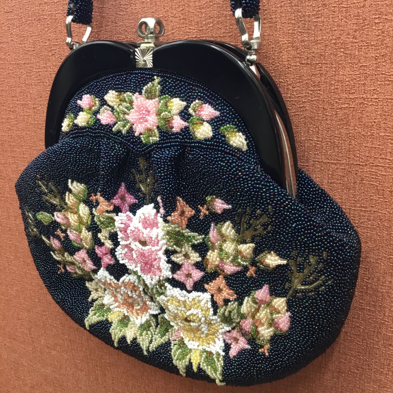 豪華 🔴 総柄 ビーズ刺繍バッグ ／ 昭和レトロ 希少🔷 ビーズ ハンドバッグ ／ がま口 ／ 総ビーズ柄 ／ パーティーバッグ ／ 手提げバッグ  ／ 和装小物 ／ 洋装小物 ／ 着物 ／ 花柄 ／ 紺色ベース ／ ビーズバッグ - メルカリ