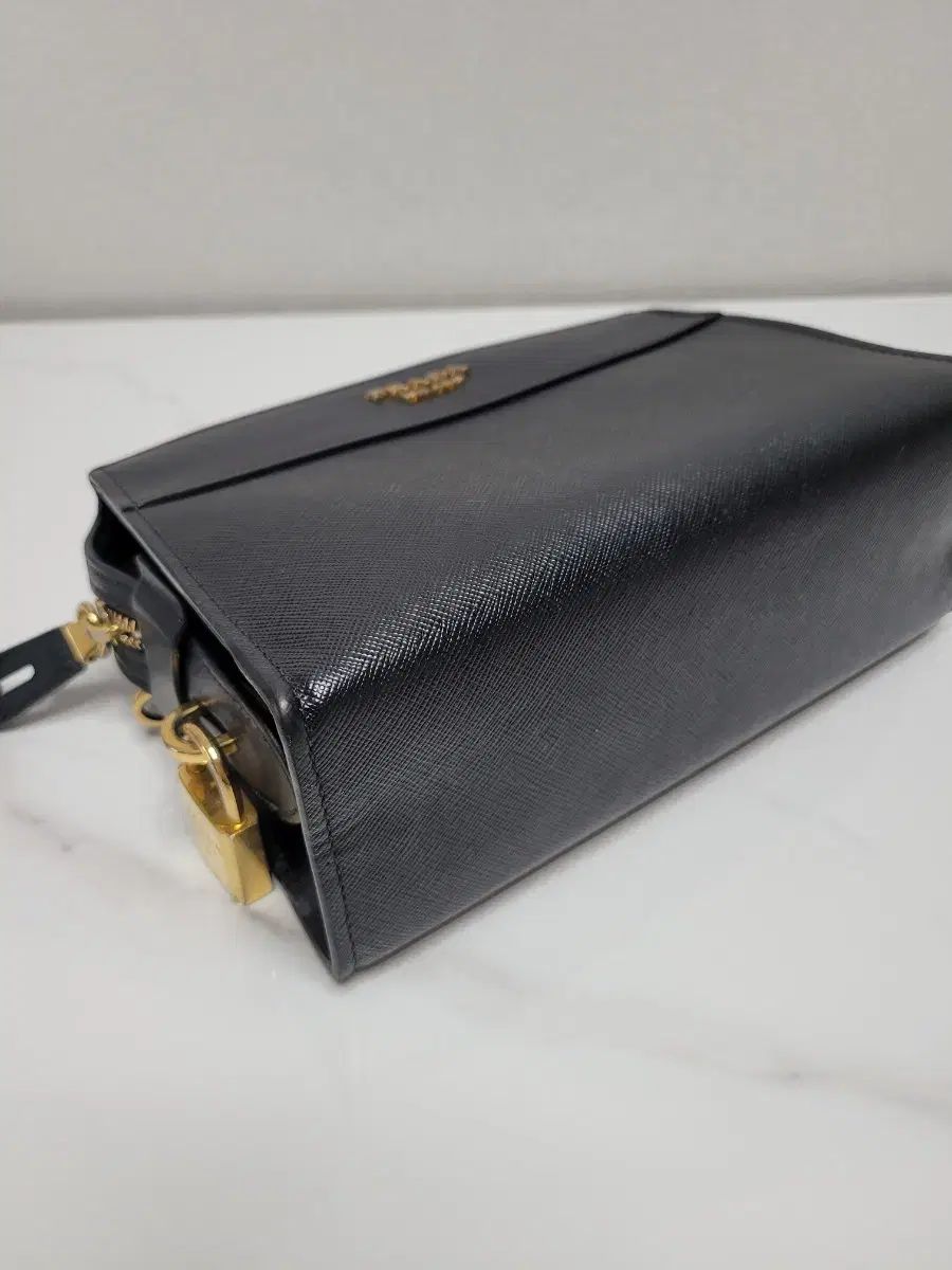 価格 PRADA プラダ ブラック サフィアーノ シティ クロスバック DECORATOM_COM_BR