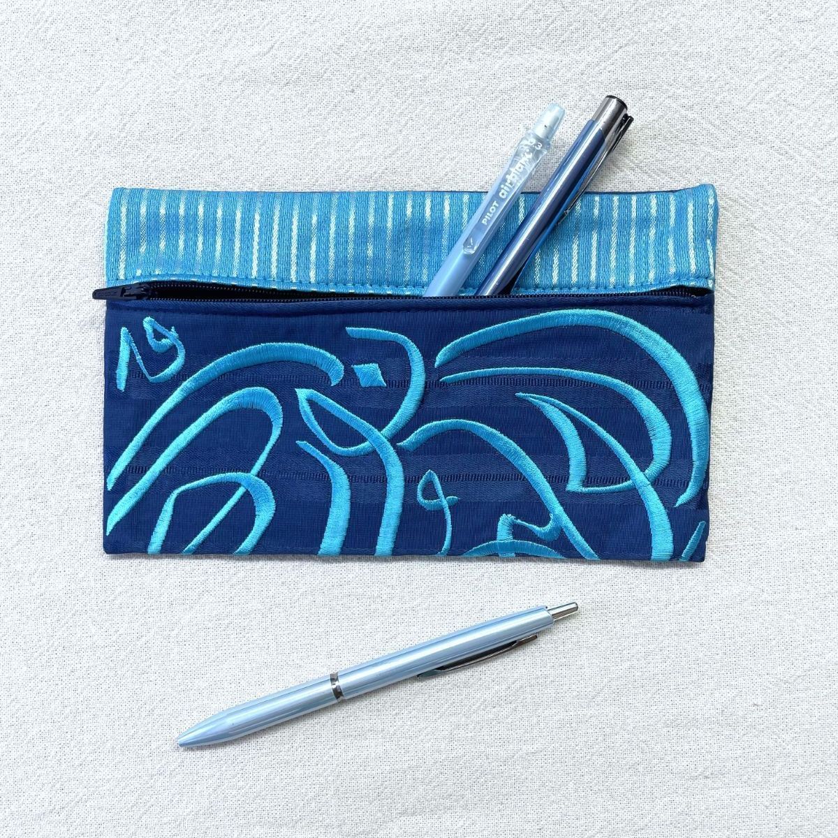 ポーチ（ペンケース）【ブルー】アラビア文字カリグラフィ刺繍｜ヨルダン製ハンドメイド海外雑貨