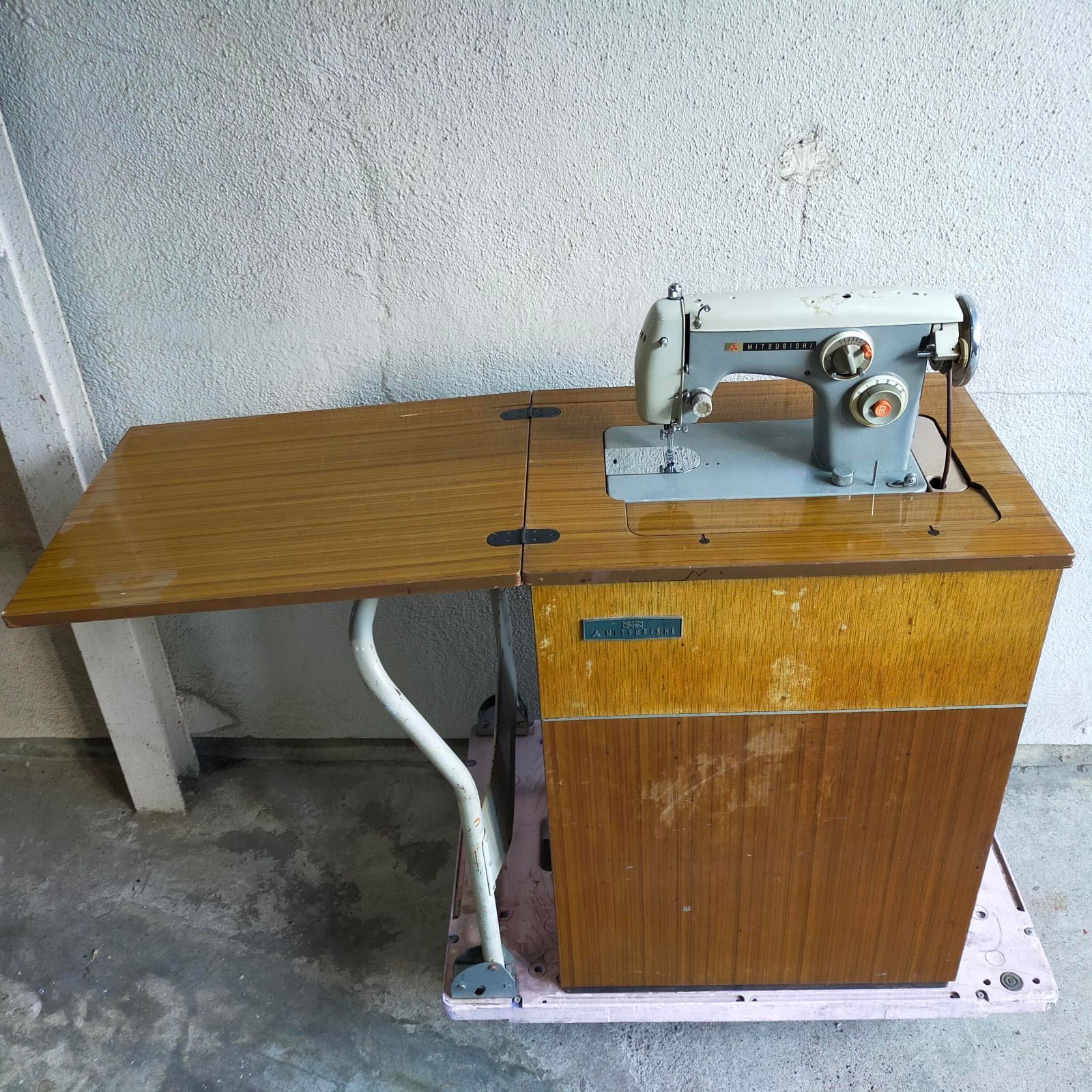 FG-20251027-13 手渡し 板橋区蓮沼町 ジャンク品 三菱 MITSUBISHI 足踏みミシン 昭和レトロ 木製テーブル一体型 補助台付き アンティーク