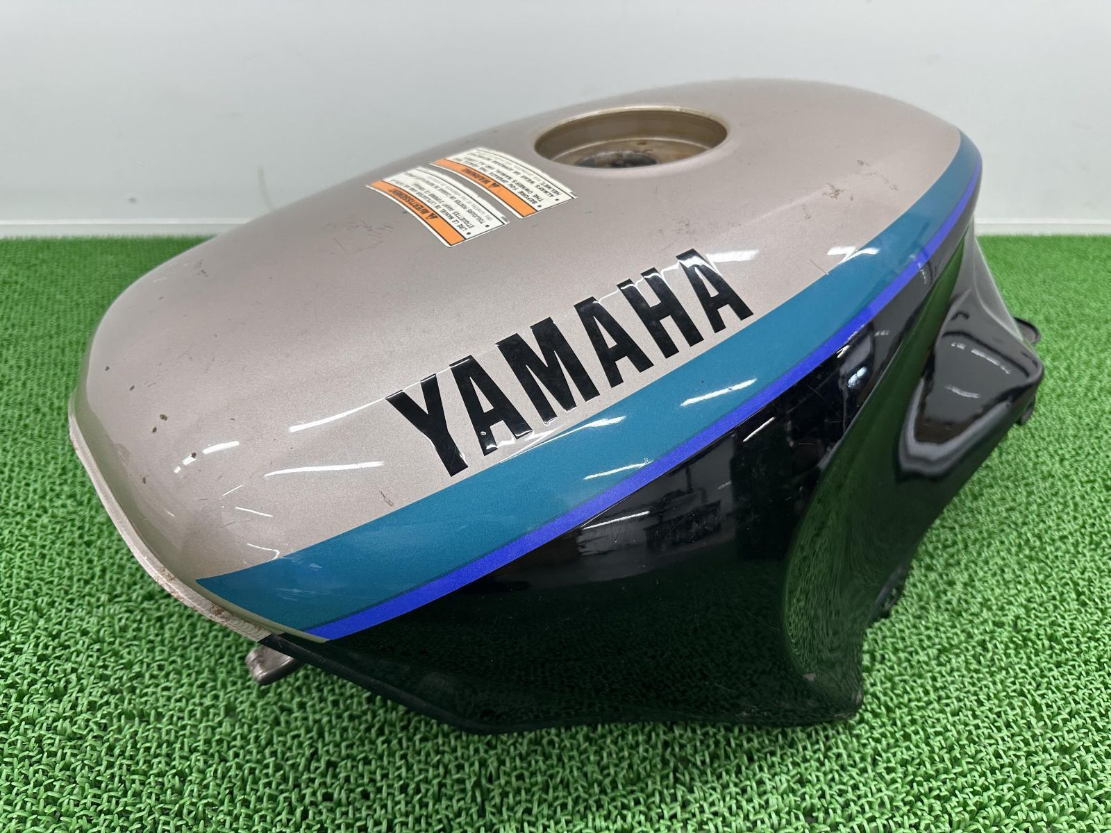 FJ1200 タンク 黒/銀 ヤマハ 純正 中古 バイク 部品 4CC ノーマルガソリンタンク 燃料タンク 修復素材に コケキズ無し 品薄 車検  Genuine