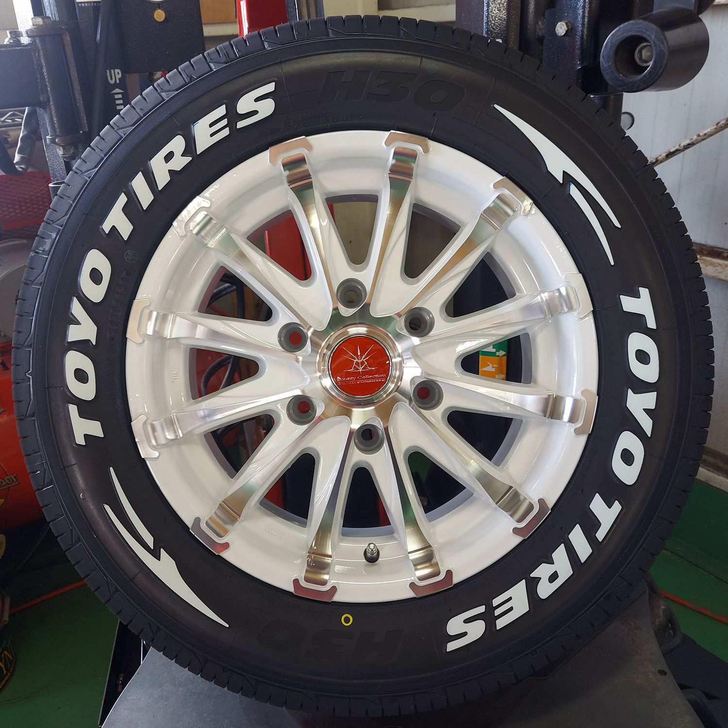 車検対応 200系ハイエース レジアスエース タイヤホイールセット 17 