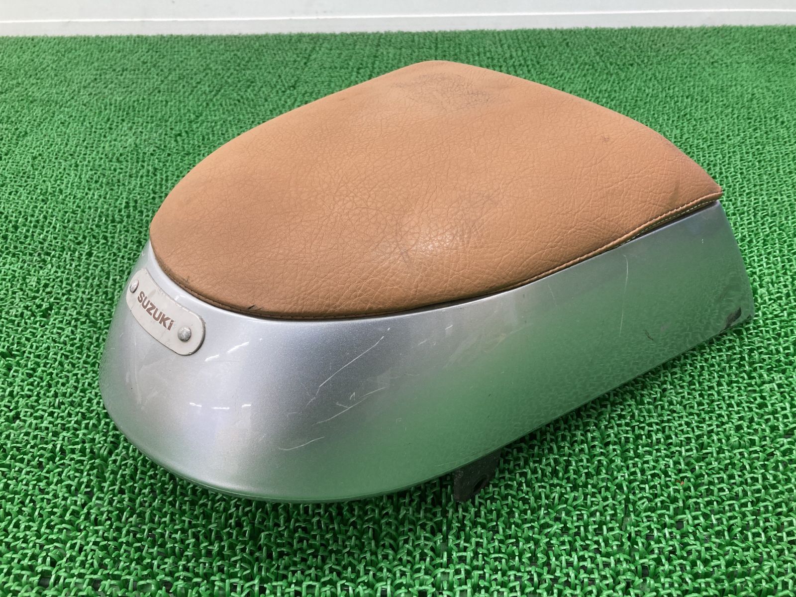 ボルティー タンデムシート 茶 25D0 スズキ 純正 バイク 部品 NJ47A シートカウル付き 破れ無し 品薄 品 車検 Genuine