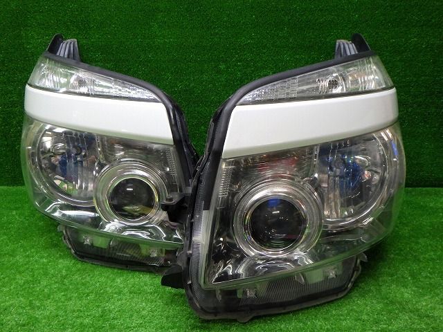 トヨタ ZRR70/75 ヴォクシー 前期 ヘッドライト 左右 HID 28-203