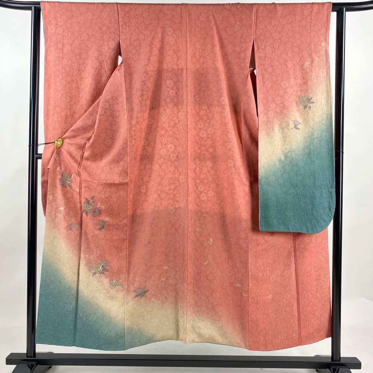 振袖 身丈152cm 裄丈62cm S 袷 山本寛斎 落款 花 地紋 刺繍 ラメ糸 ピンク 正絹 名品