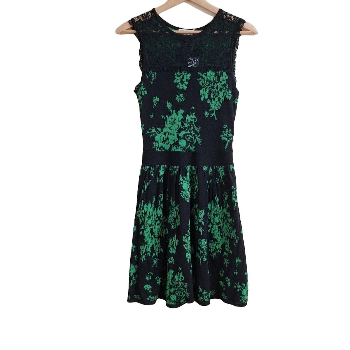 RED VALENTINO レッドバレンチノ ワンピース レディース - 黒×グリーン クルーネック|ノースリーブ|ロング|レース|花柄|ニット
