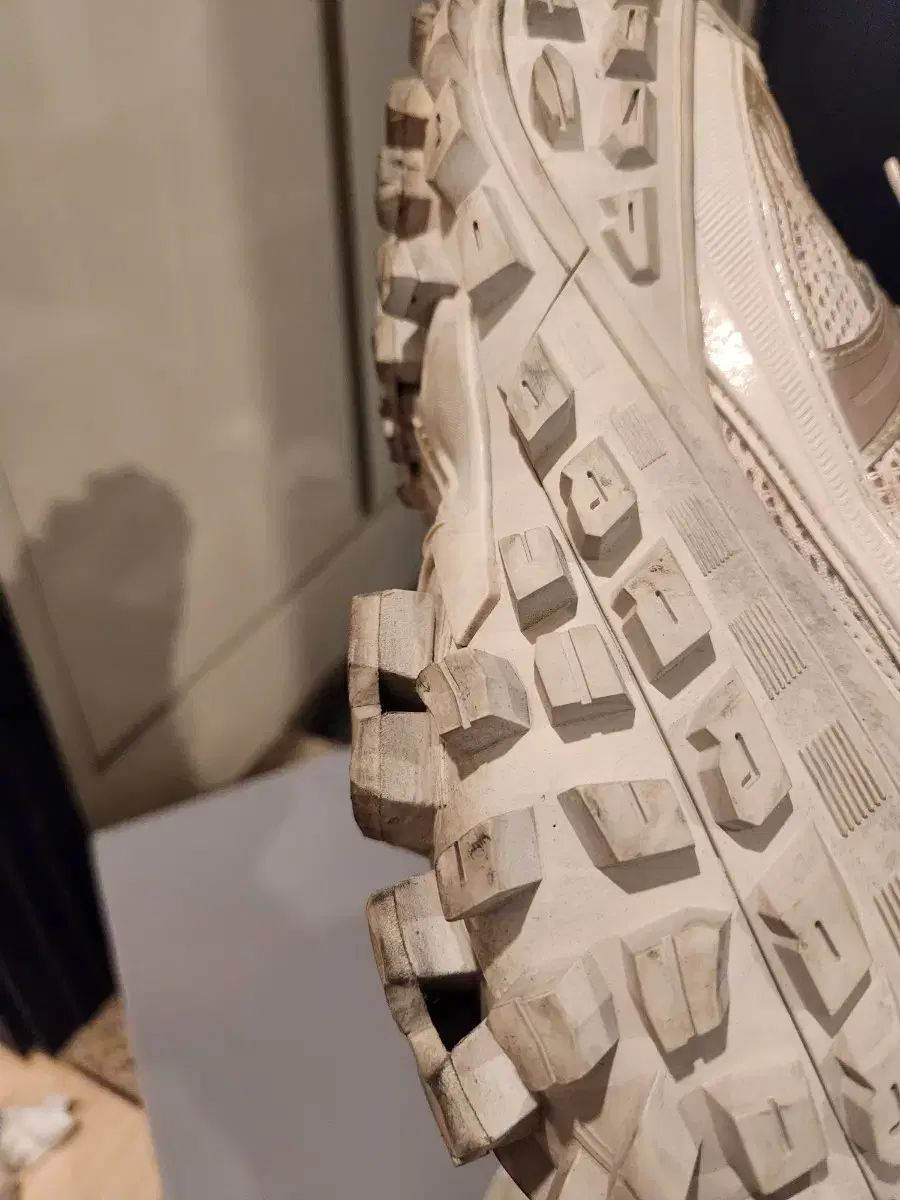 BALENCIAGA(バレンシアガ) ディフェンダー ベージュ 42 - メルカリ BALENCIAGA(バレンシアガ) ディフェンダー ベージュ 42 - メルカリ