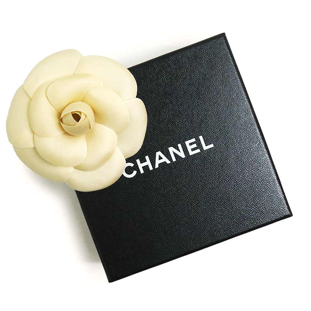 シャネル カメリア コサージュ ブローチ ナイロンキャンバス ベージュ アイボリー ゴールド金具 箱付 CHANEL（未使用保管品） - メルカリ