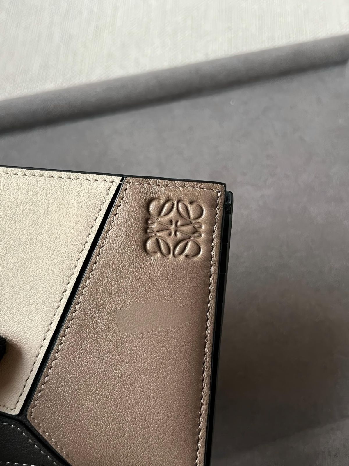 ロエベ Puzzle バイフォールド ウォレット シリーズ ツートン ショートウォレット パールグレインカーフスキンを たデザイン クレジットカード用ポケット8つとスロットポケット2つ付き