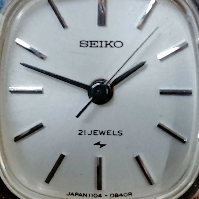 美品 希少ヴィンテージ】セイコー SEIKO 手巻き 腕時計 1104 シルバー 白文字盤 レディース（SNA） - メルカリ