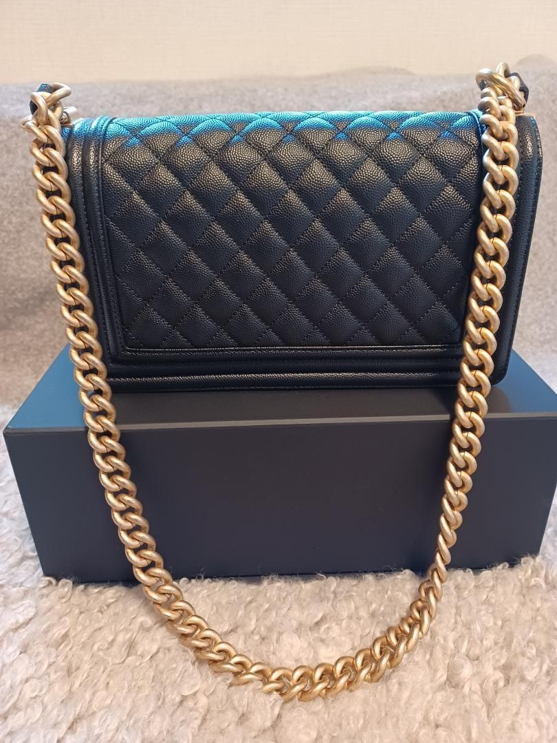 CHANELボーイシャネル キャビアスキン