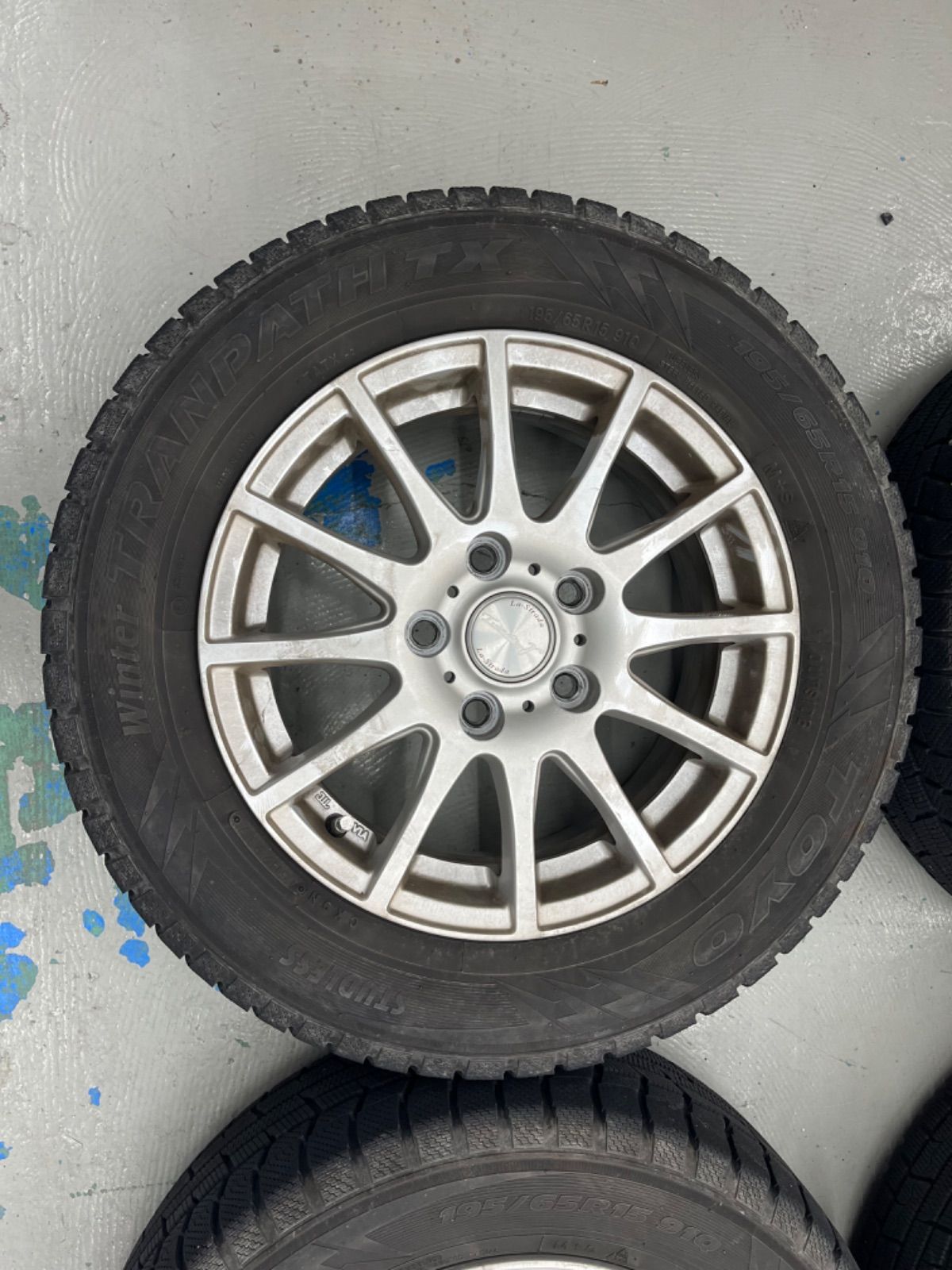 トヨタヴォクシースタッドレスタイヤホイル付き195 65R15