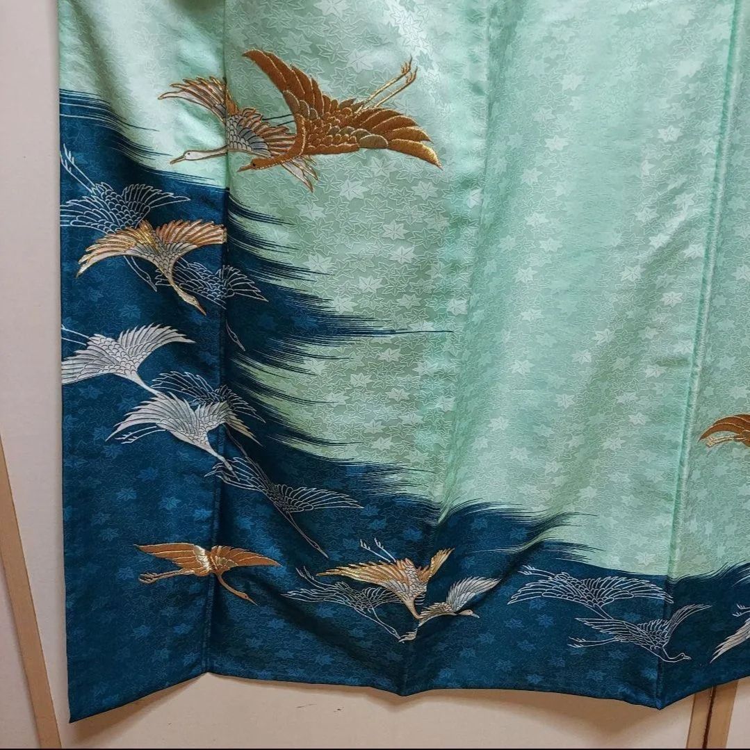 ポリエステル着物専門店in.style 舞台衣裳 付下訪問着 着物 踊り 単衣 居敷当て 広衿 金駒刺繍 仕付け糸 鶴 裄69.5cm 丈165.5cm