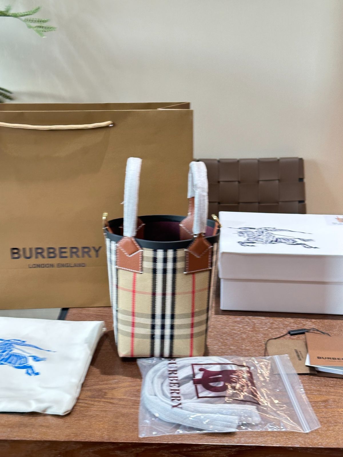 今日特価】Burberry Mini London Tote Bag - バーバリー ミニ