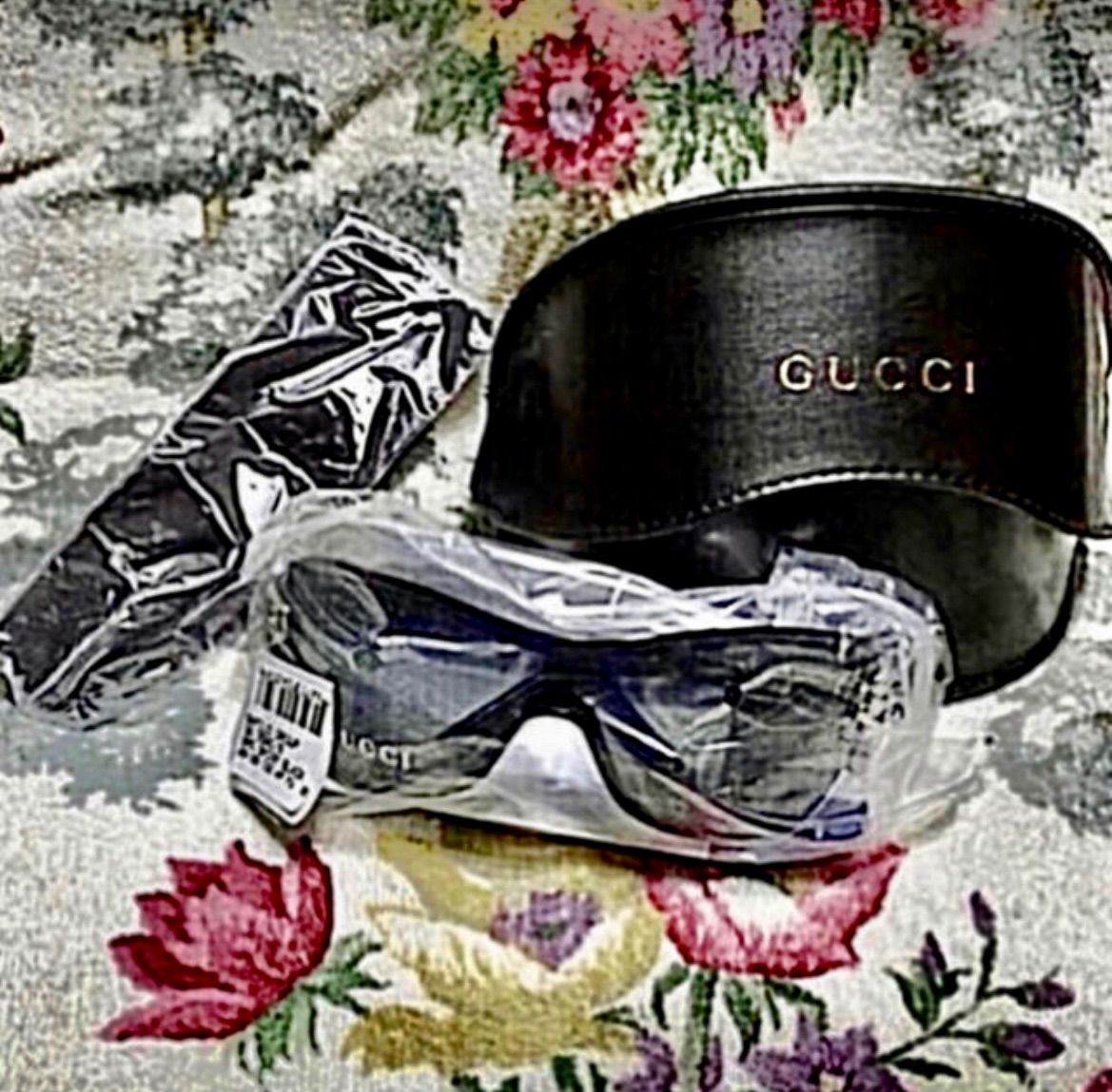 新品 ハードケース付き❤️GUCCI ❤️ ゴールド飾り付きサングラス-