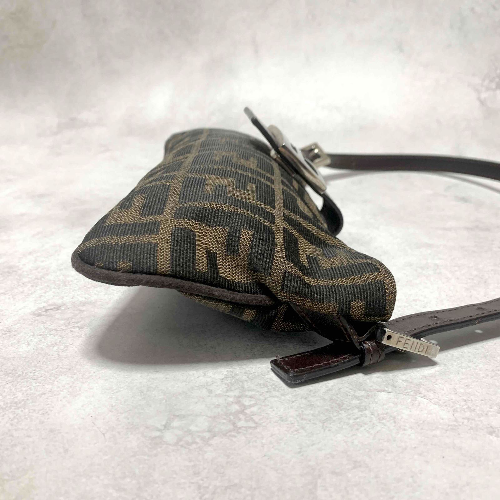 FENDI マンマバケット アクセサリーポーチ ショルダーバッグ FF FENDI マンマバケット アクセサリーポーチ ショルダーバッグ FF