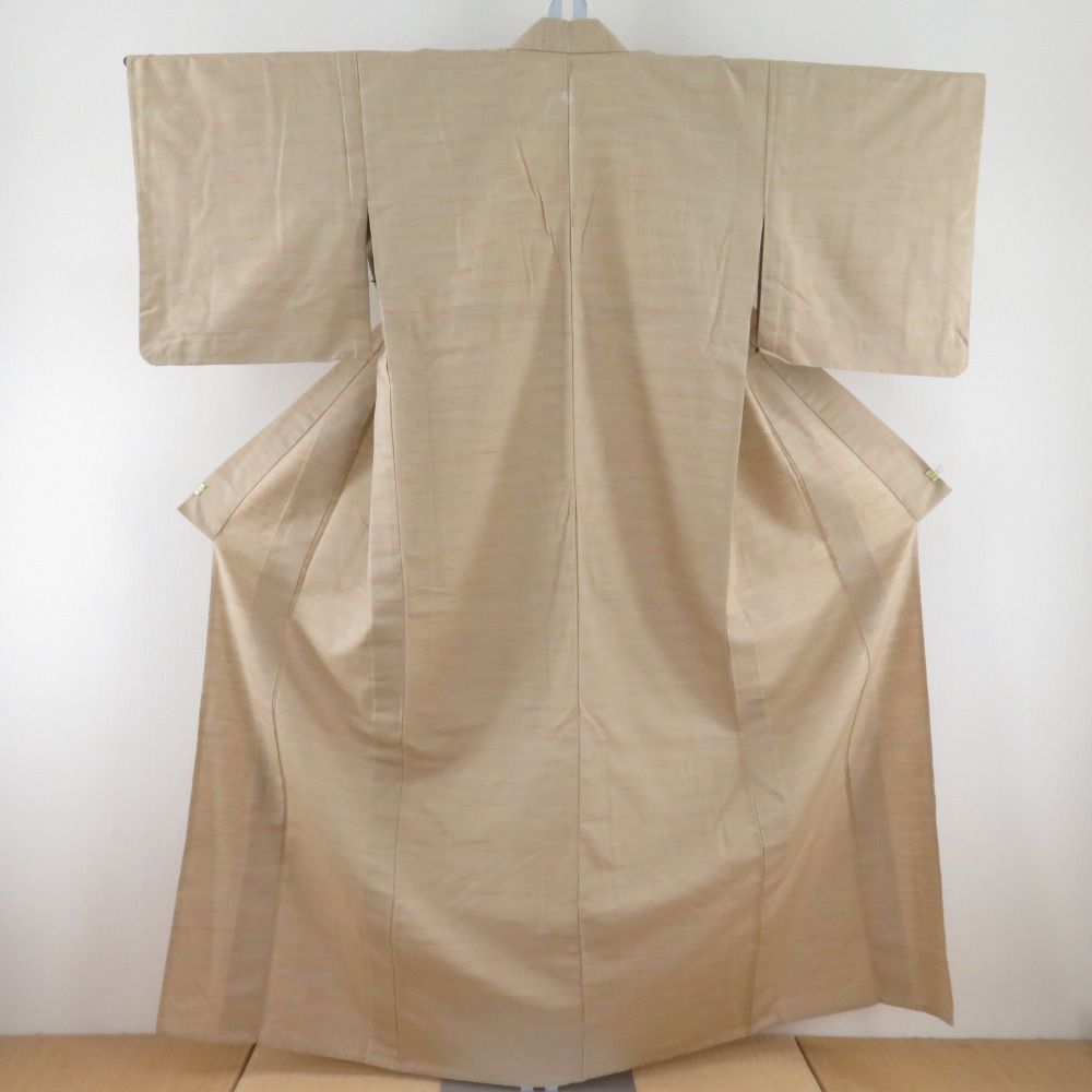 紬 着物 横縞文様 薄茶色 単衣 バチ衿 正絹 一つ紋 蔦紋 カジュアル着物 仕立て上がり 身丈157cm 紬 着物 横縞文様 薄茶色 単衣 バチ衿 正絹 一つ紋 蔦紋 カジュアル