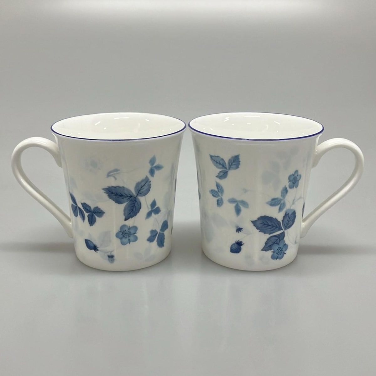 WEDG WOOD ウェッジウッド 食器 - 白×ブルーグレー マグカップｘ２