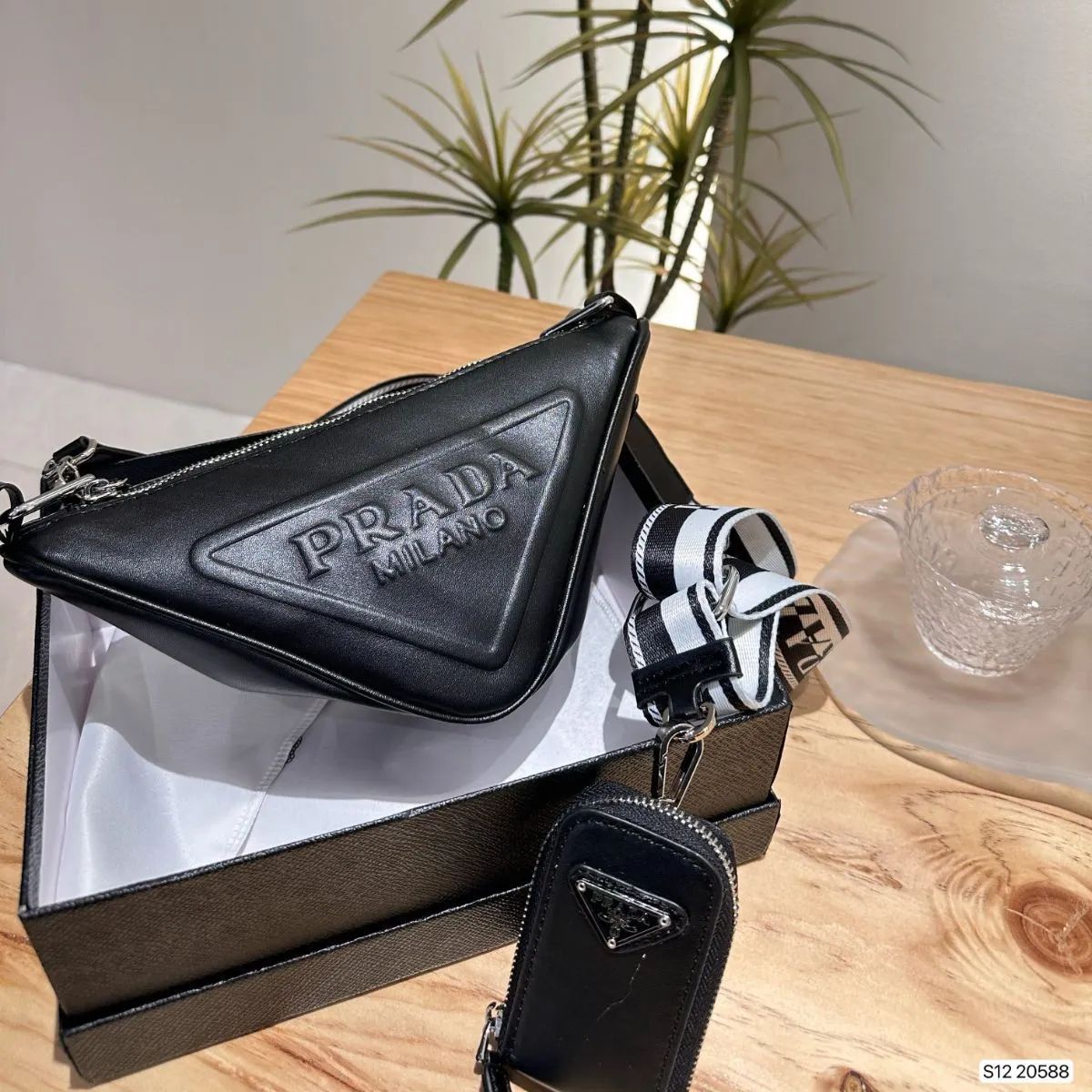 人気，限定SALE PRADA プラダ プラダ トライアングル レザーショルダー