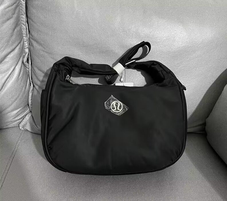 ルルレモン lululemon ショルダーバッグ 4L 新品タグ付 small shoulder bag トートバッグ