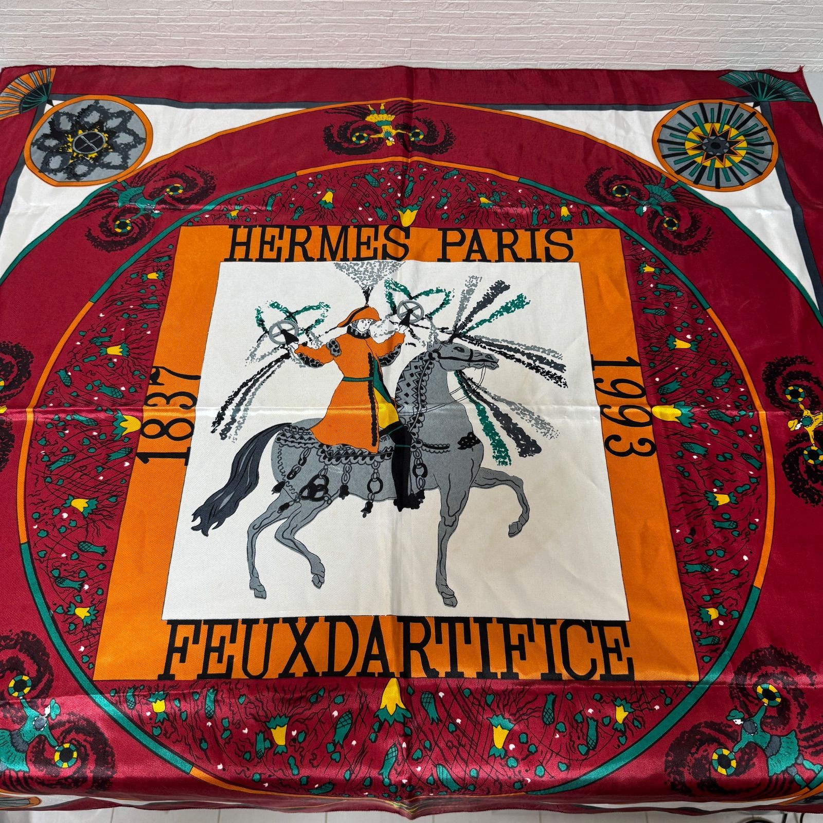 HERMES エルメス FEUX D'ARTIFICE スカーフ カレ 大判 シルク調 1837