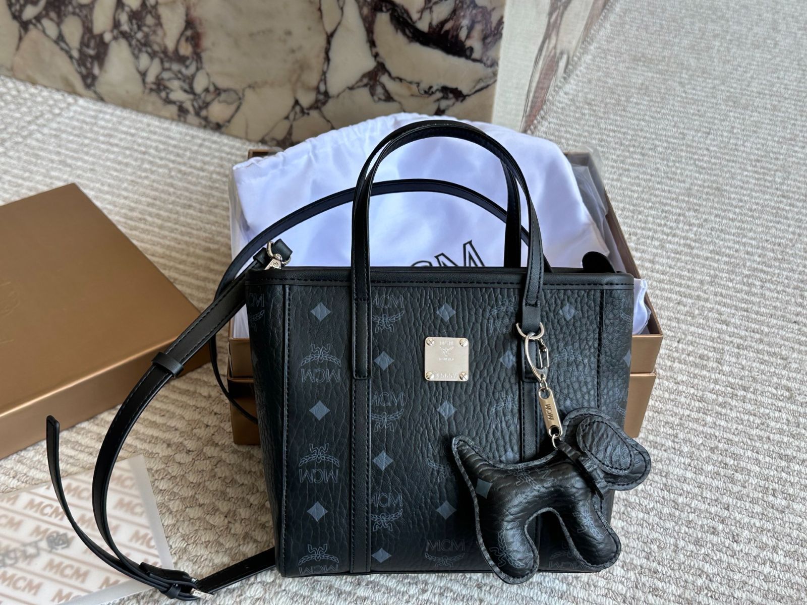 MCM ブラウン トートバッグ 犬型チャーム付き MCM ブラウン トートバッグ 犬型チャーム付き - メルカリ