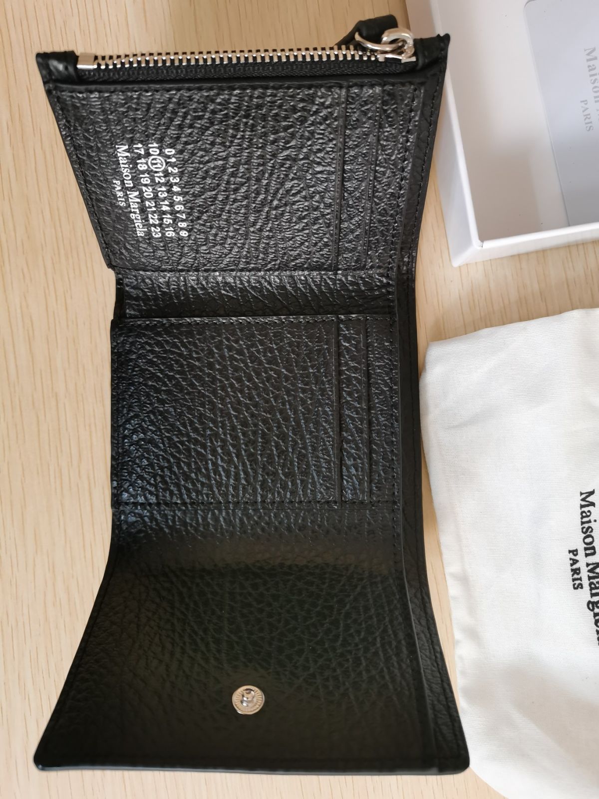 美品✨ Maison Margiela　マルジェラ　三つ折り財布　グレインレザー 新品未使用 Maison Margielaマルジェラ 三つ折り財布 グレイン