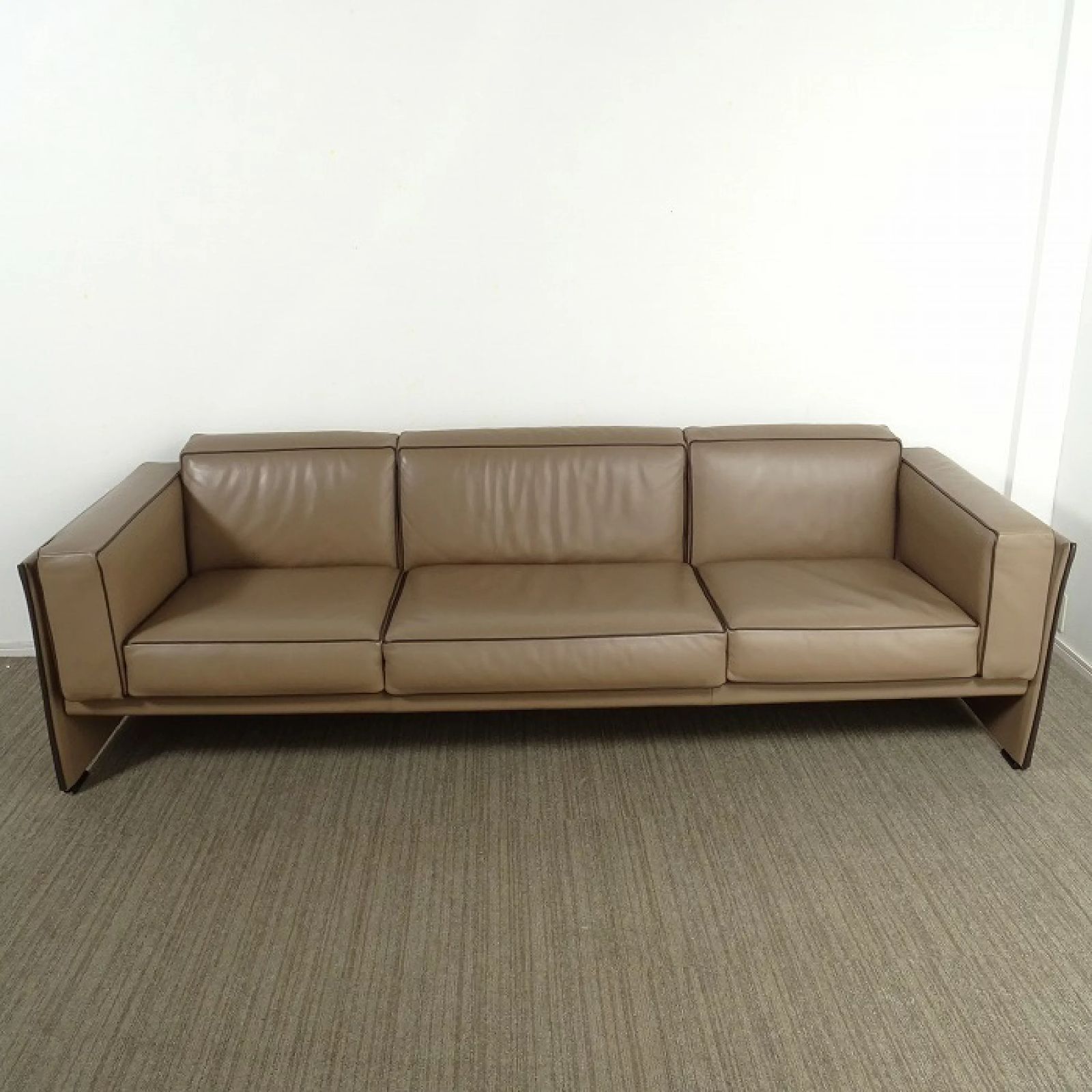 ◾︎SELUNO◾︎ 【展示美品】Cassina(カッシーナ) 405 DUC / デュック 3人掛ソファ / FXトープ系本革 165万 c250  - メルカリ