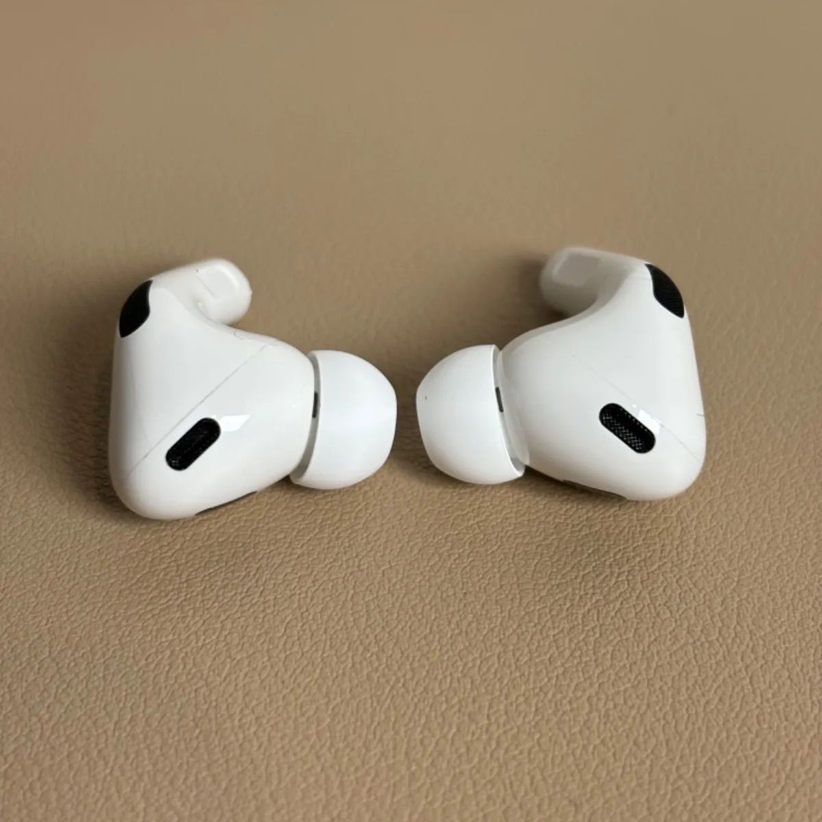 AirPods with Charging Case 第2世代 MV7N2J/A Apple AirPods with Charging Case 第2世代 MV7N2J/A 価格比較