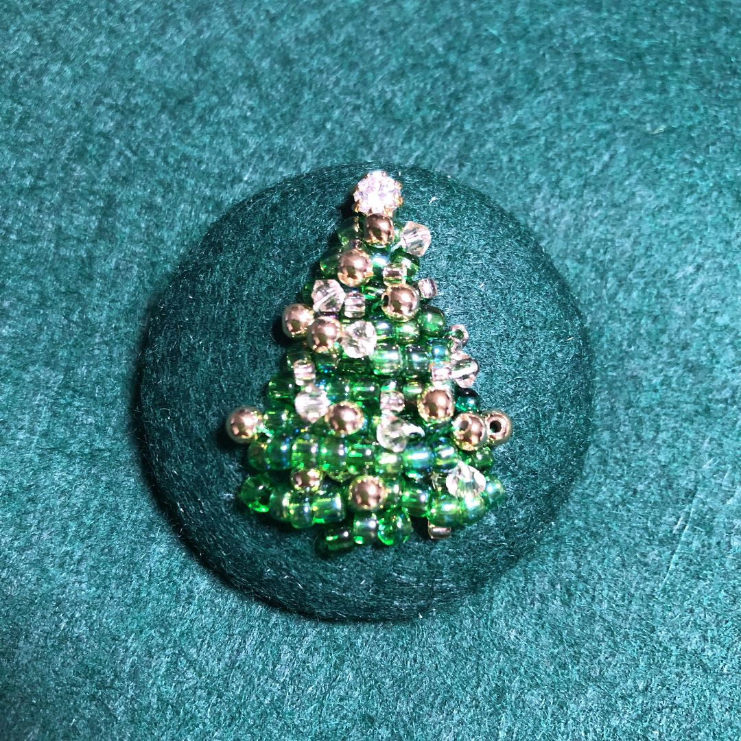 クリスマスツリー ビーズ刺繍 ブローチ - メルカリ
