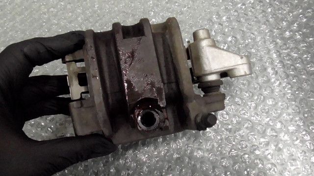 CB400 SUPER FOUR NC31-1027xxx の キャリパー 右 1761007113