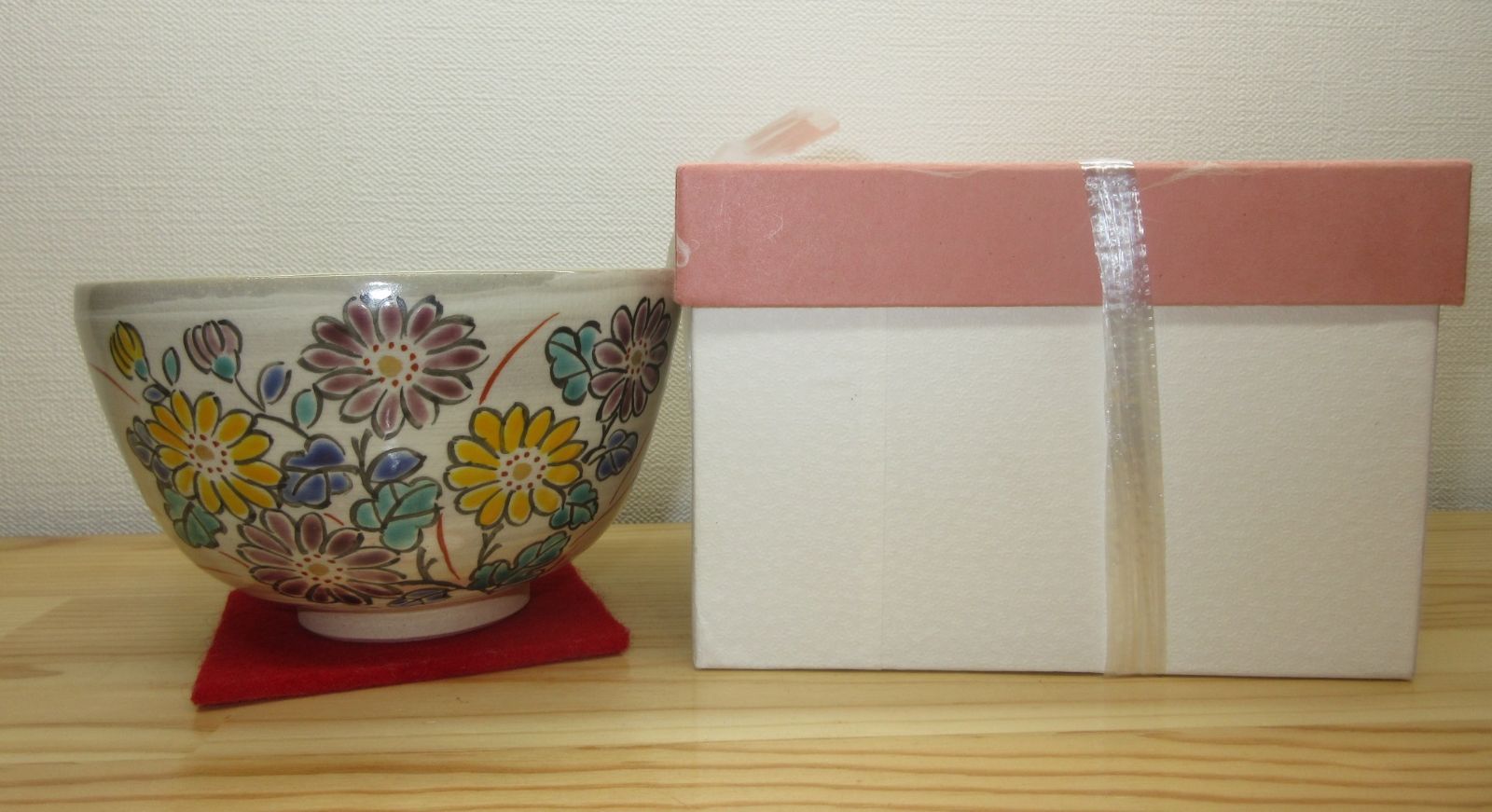送料込【逢絢亭・新品】茶道具 茶碗 京焼 刷毛目 菊の図 中山喜白 紙箱入り 逢絢亭・新品】茶道具 茶碗 京焼 刷毛目 菊の図 中山喜白 紙箱
